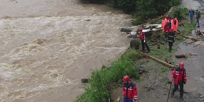 Rize'de 1 kii sel sularna kaplarak kayboldu