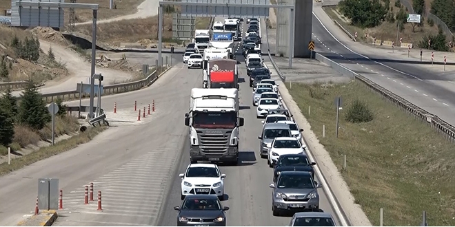 43 ilin gei noktasnda bayram trafii younluu