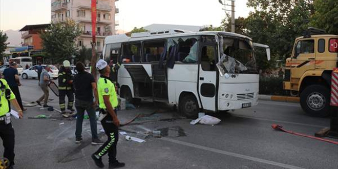 ileri tayan servis midibs kaza yapt: 3 ar 14 yaral