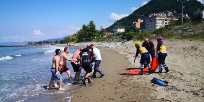 Trabzon'da denize giren iki kardeten biri bouldu