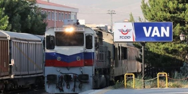Ankara-Tahran treninin ilk yolcular Van'a geldi