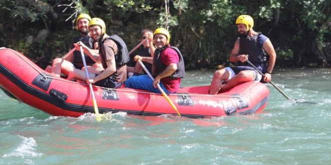 Tunceli'de vali ve milletvekilleri rafting yapt