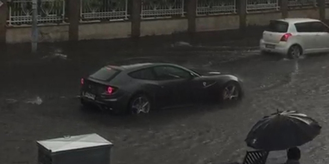 Milyonluk Ferrari de su birikintisinde mahsur kald