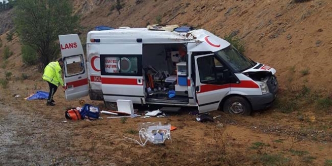 Yozgat'ta ambulans devrildi: 1'i bebek 5 yaral