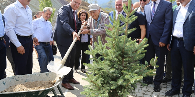 Temel atma treni: Beton yerine fidan dikildi