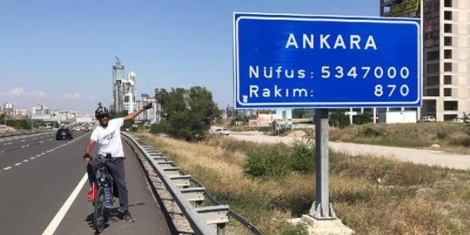 İşten çıkarılan belediye işçisi, bisikletle Ankara'ya geldi