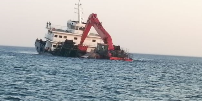 Bozcaada aklarnda gemi su almaya balad