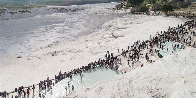 Pamukkale'ye  ayda 1 milyon ziyareti