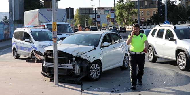 Polis midibs otomobille arpt: 2 polis yaral