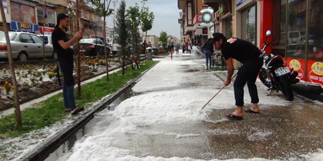 15 dakika devam eden dolu ileyi bu hale getirdi