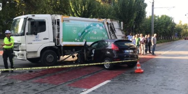 zmir'de trafik kazas: 2 l, 2 yaral