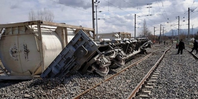 Mersin'de yk treninin vagonlar raydan kt