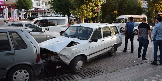 Kaza yapan ara srcs otomobili brakp kat