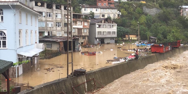 Artvin'de dereler tat, yollar kapand