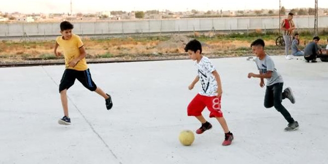 Snr hattnda ocuklar futbol ma, retmenler piknik yapyor