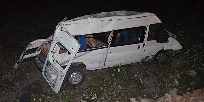 Hatay'da minibs tarlaya yuvarland: 10 yaral