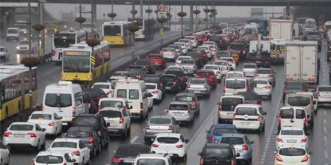 stanbul'da yamur ve kazalar trafii fel etti