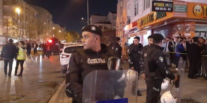 İstanbul Esenyurt'ta gasptan aranan 4 kişilik çete üyesiyle polis arasında çatışma çıktı. Çıkan çatışmada 1'i yaralı olmak üzere 4 çete üyesi polis tarafından yakalanarak gözaltına alındı. Yakalanan zanlılardan birinin cezaevi firarisi olduğu belirlendi. ile ilgili görsel sonucu