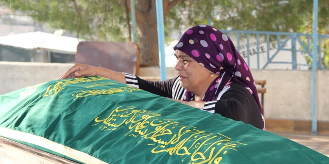 Bir annenin en zor an: Olunun tabutu banda sinir krizi geirdi