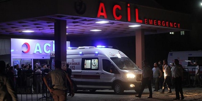 Van'da askeri zrhl ara devrildi: 26 yaral