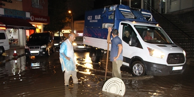 Trabzon'da iddetli saanak, ev ve i yerlerini su bast