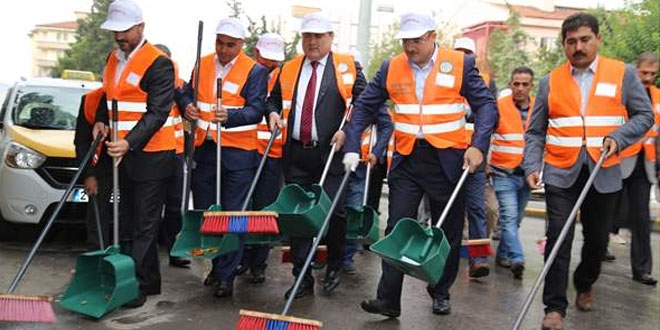 Kaymakam ve belediye bakan sokaklar temizledi