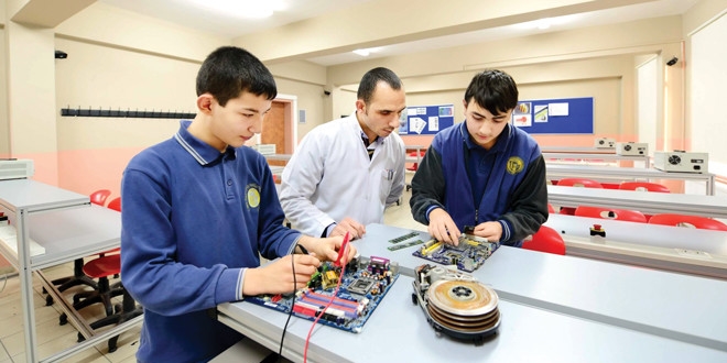 Meslek lisesi rencileri 54 bin ailenin 'yardm melei' oldu