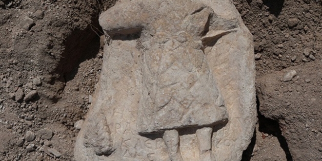 Karabk'teki antik kentte 1800 yllk adak levhas bulundu