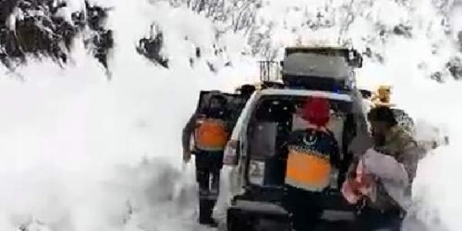 Siirt'te kar yollar kapatt, 2 yandaki bebek ekiplerce kurtarld