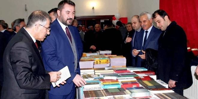 Turhal'da ilk kitap fuar ald...200 bin kitap okuyucuyla bulutu