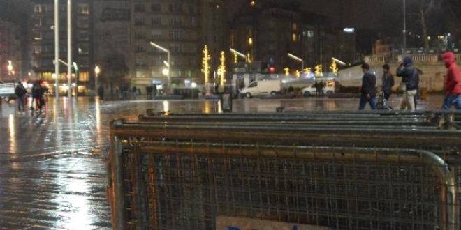 Ylba ncesi Taksim Meydan'na polis bariyerleri getirildi