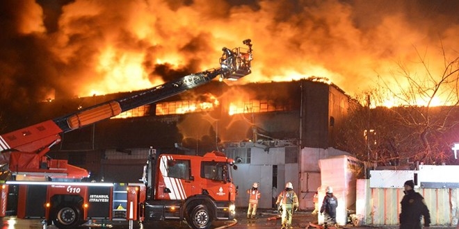 Zeytinburnu'nda iki tekstil fabrikas yand