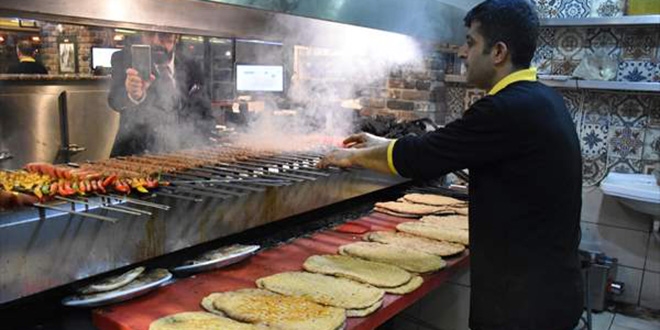 Adana kebabn siyez ekmeiyle servis ediyorlar