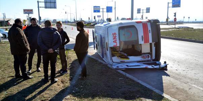 Ambulans kamyonetle arpt, 5 salk grevlisi yaraland