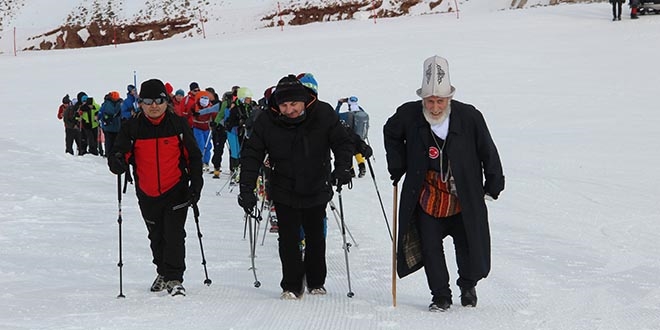 65 yanda elindeki bastonla Sarkam ehitleri iin yrd