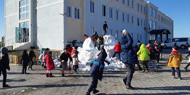 renciler okul bahesine tanan karla sevindi