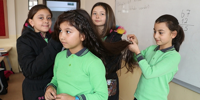 Image result for 8 yaşındaki Zeynep Asya Ünal beline kadar uzattığı saçlarını LÖSEV'e bağışladı.