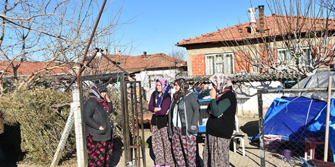 Manisa'da sarsntlar devam ediyor, halk evlerine girmiyor