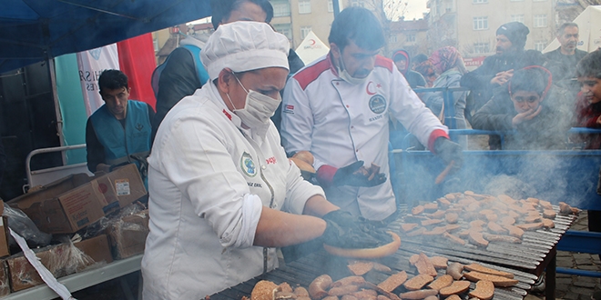 Festival iptal edildi, 1 ton sucuk Elaz'da depremzedelere ikram edildi