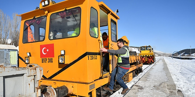 Tren yolunun 'kar kaplan' 33 yldr raylarda