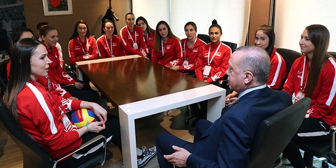 Erdoan, Kadn Voleybol Takm oyuncularyla bir araya geldi