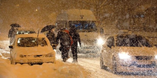 Van'da kar nedeniyle baz yollar trafie kapatld