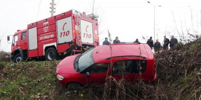 Kardeini retmenlik mlakatna yetitirirken kaza yapt