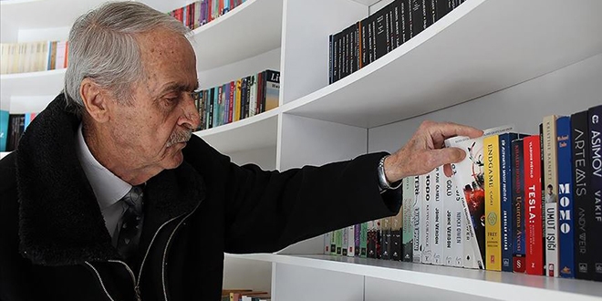 80 yandaki 'kitap kurdu' kitap kafenin mdavimi oldu