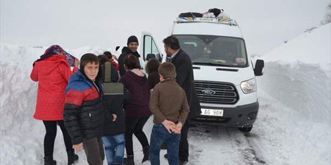 Yaryl tatili iin gittikleri kyden dnen renciler okullarna yeni kavutu