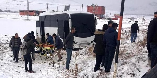 Roketli saldrda ar yaralanan gmrk personeli ehit oldu