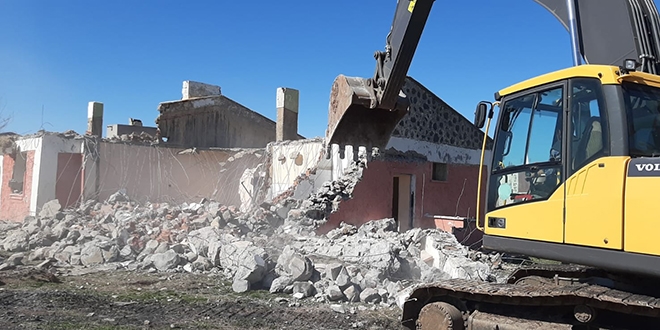 Diyarbakr'da depremde zarar gren okul ykld