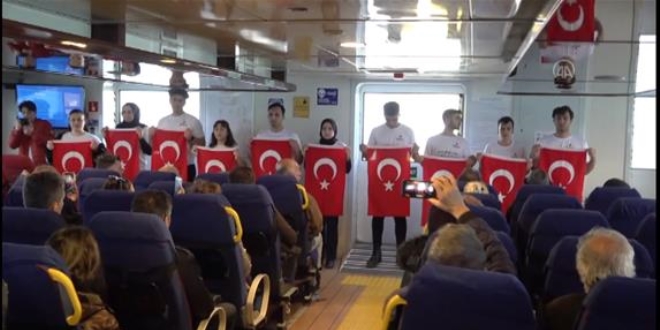 Vapur ve meydanda İstiklal Marşı okuyan öğrenciler, İzmirlileri duygulandırdı ile ilgili görsel sonucu