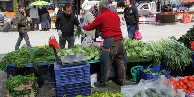 Korona pazarda sebze, meyve fiyatlarn drd,  patates ve sarmsak zamland