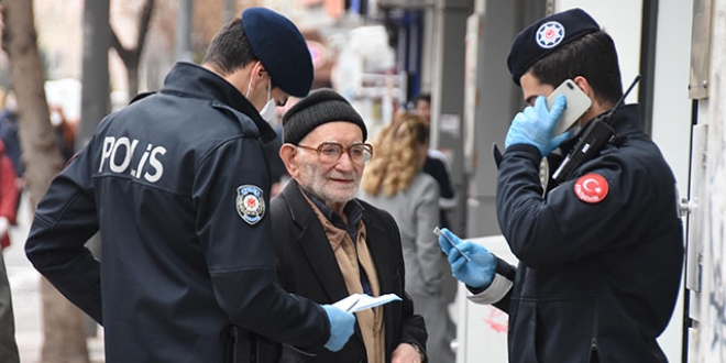 Kimlik soran polisleri evine yemee davet etti